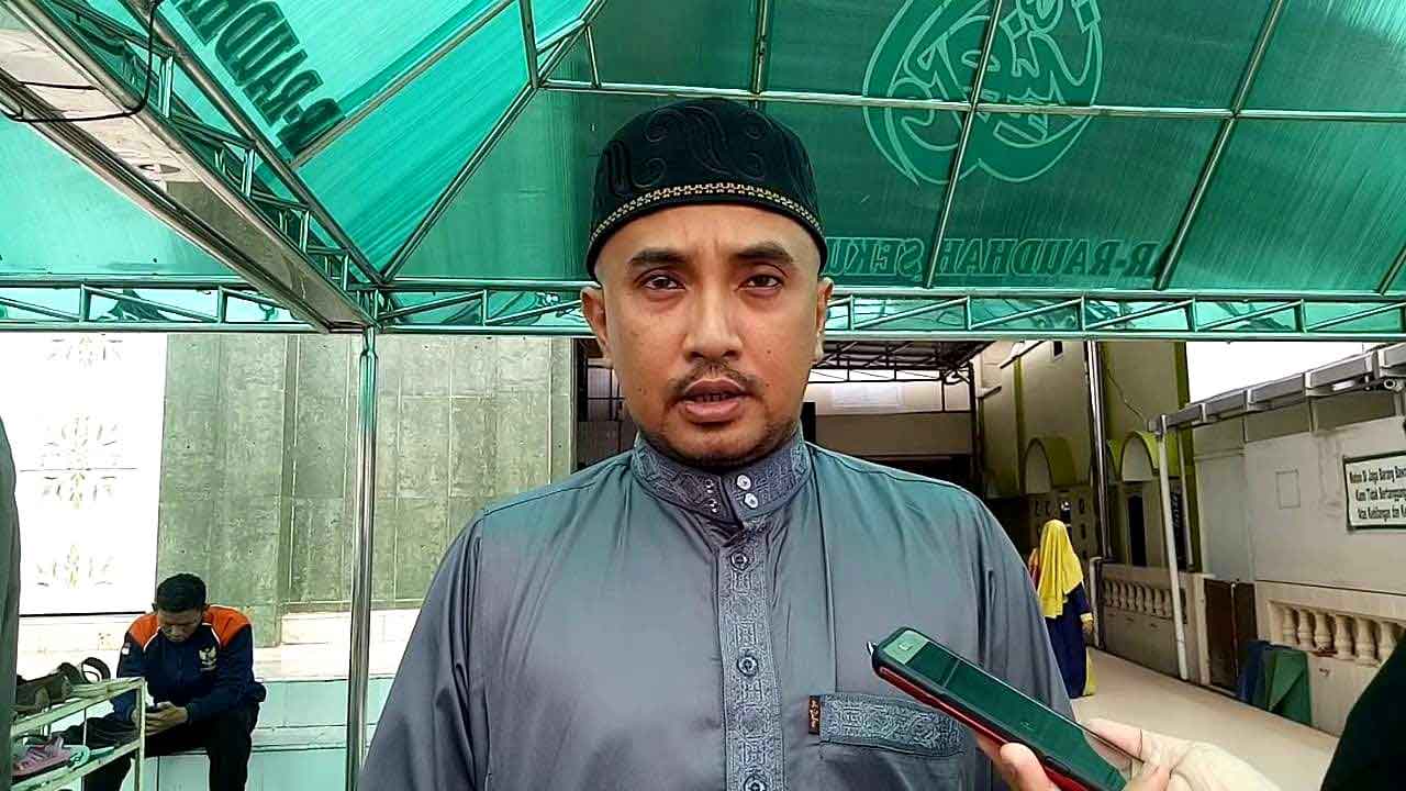 Usai Daftar ke KPU Ahmad  Firadus Ziarah ke Makam Guru 