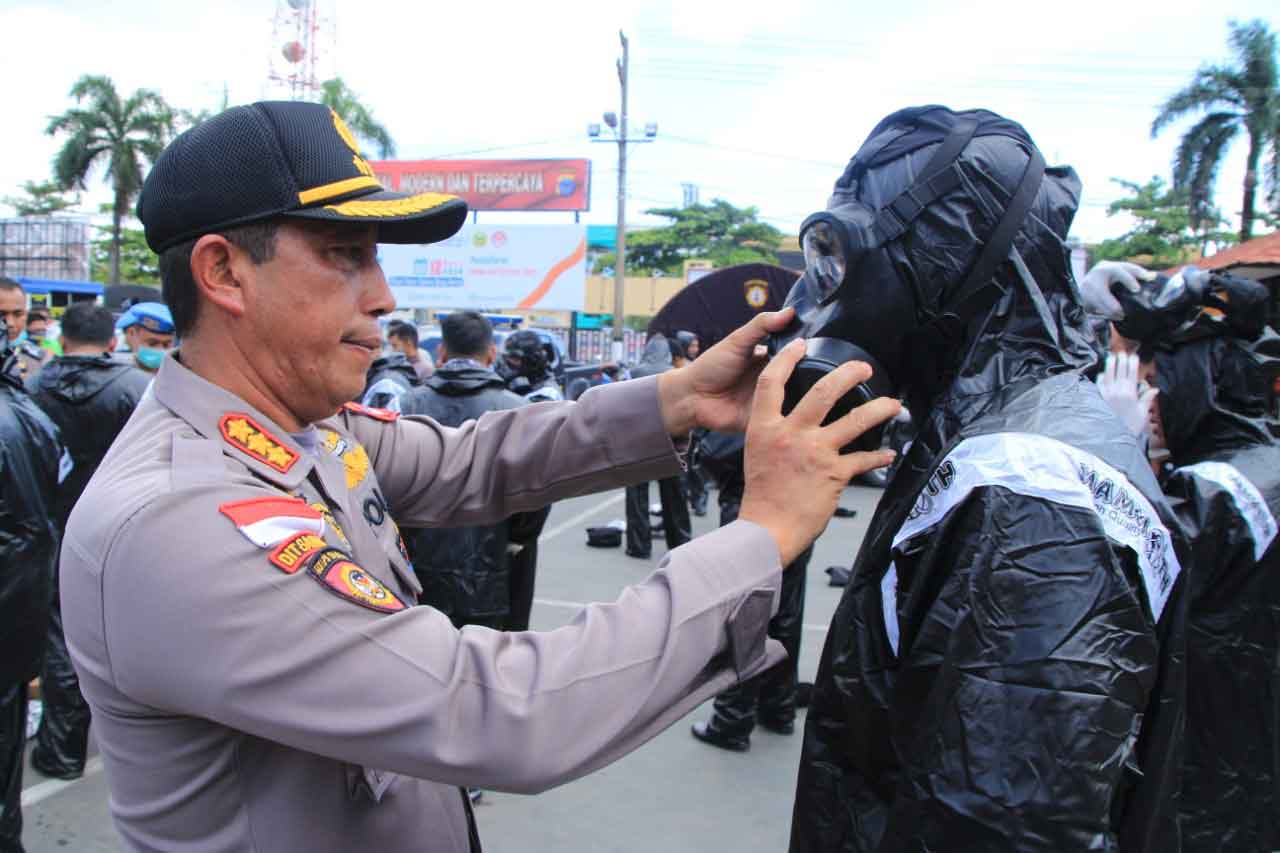 Kapolresta Banjarmasin Bekali 53 BKTM Baju  APD  Barito Post