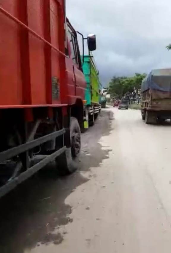 Warga Keluhkan Mobil Truk  yang Kerap Parkir  di Bahu Jalan 