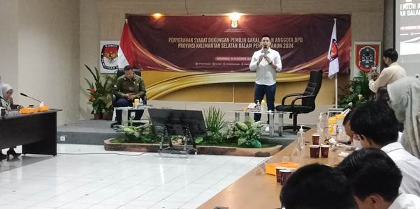 Muhammad Hidayatollah (Dayat Milenial) bersama tim penghubung menyerahkan berkas diterima langsung Ketua KPUD Kalsel Sarmuji