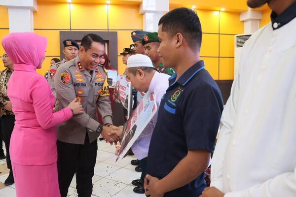 Kapolda Irjen Pol Andi Rian R Djajadi didampingi Ketua Bhayangkari Kalsel (foto:istimewa)