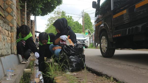Relawan Terus Bekerja Mengumpulkan Sampah (foto:ist)