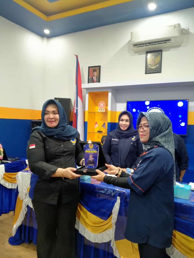 Ketua DPD Garda Wanita Tabalong Hj Fauziah menyerahkan hasil kinerja kepada Ketua DPW Garda Wanita Kalsel Hj Gusti Miftahul Chotimah (foto:ist)