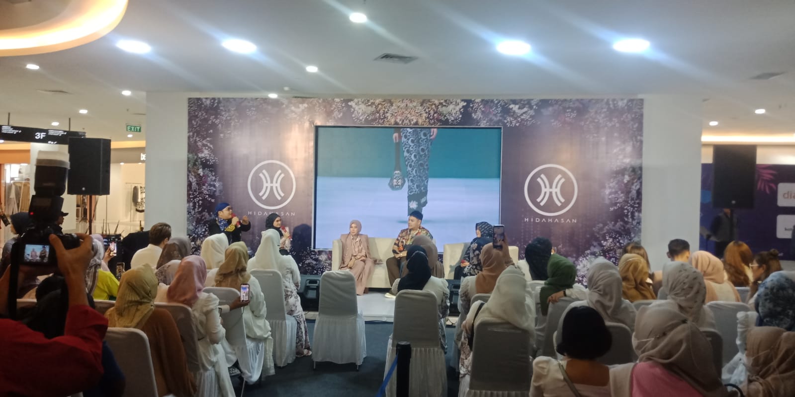 Artis Ivan Gunawan dan Hida Hasan selaku CEO HidaHasan Indonesia, saat berdiskusi dan tanya jawab dengan peserta (foto:afdi)