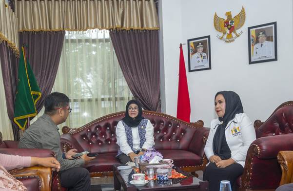 Ketua Umum Kadin Kalsel Hj Shinta Laksmi Dewi didampingi Ketua Kadin Tala Hj Orbawati di kantor Kadin Kalsel Jl Hasan Basri Kayu Tangi Banjarmasin (foto:baritopost)