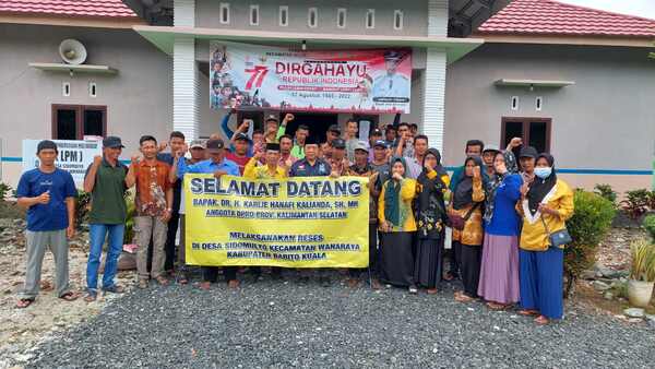Usai pelaksanaan reses, anggota DPRD Provinsi Kalsel Dr H Karlie Hanafi Kalianda, SH, MH foto bersama warga yang berhadir di acara tersebut.(foto : ist)

