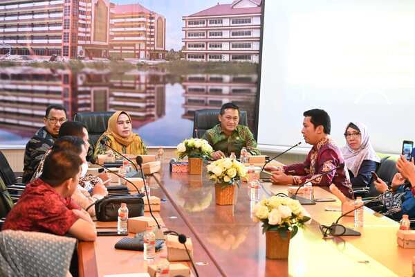 konsultasi Komisi lll DPRD Kabupaten Kotabaru, di Ruang Rapat Rektor Uniska (foto:hamdani)