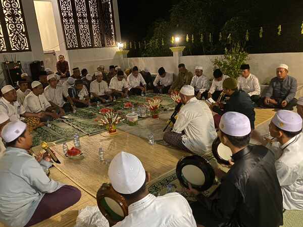 Isra Miraj Nabi Besar Muhammad SAW dan Haul ke-18 Guru Sekumpul yang dilaksanakan Wakil Ketua Komisi II DPRD Provinsi Kalsel Muhammad Yani Helmi dihadiri para jamaah setempat.(foto : ist)