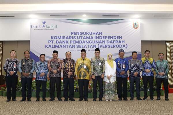 Gubernur Kalsel H Sahbirin Noor bersama Komisaris Utama Independen Bank Kalsel Hatmansyah, dan jajaran lainnya (foto:bank kalsel)