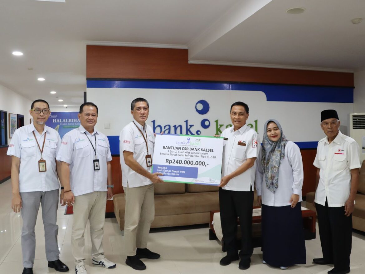 Bank Kalsel memberikan bantuan kepada Unit Donor Darah (UDD) Palang Merah Indonesia (PMI) Kota Banjarmasin (foto:bank kalsel)