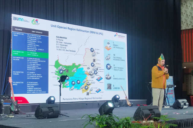 Area Manager Communication, Relations & CSR Pertamina Patra Niaga Regional Kalimantan, Arya Yusa Dwicandra memaparkan materi (foto:istimewa)