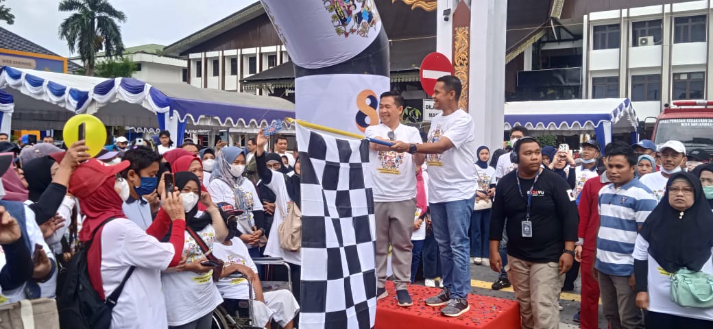 Direktur Finance Risk And Operation Mandiri Taspen Atta Alva Wanggai dan Walikota Banjarmasin H Ibnu Sina Mengangkat Bendera Start