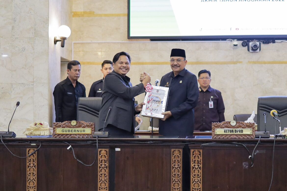 Sekdaprov Kalsel Roy Rizali Anwar mewakili Gubernur Kalsel H Sahbirin Noor menyerahkan dokumen LKPj Kepala Daerah Tahun Anggaran 2022 kepada Ketua DPRD Provinsi Kalsel DR (HC) H Supian HK, SH, MH dalam rapat paripurna.(foto : humasdprdkalsel)