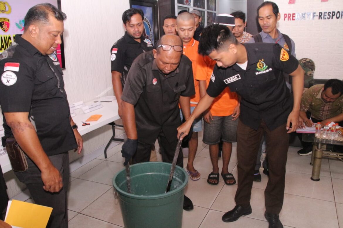 MUSNAHKAN BARBUK-Perwakilan pihak Kejaksaan dan Pengadilan Negeri Banjarmasin saat memusnahkan narkoba temuan Sat Narkoba Polresta Banjarmasin seberat 608,3 Gram, Rabu (15/3/2023). (foto:ist)