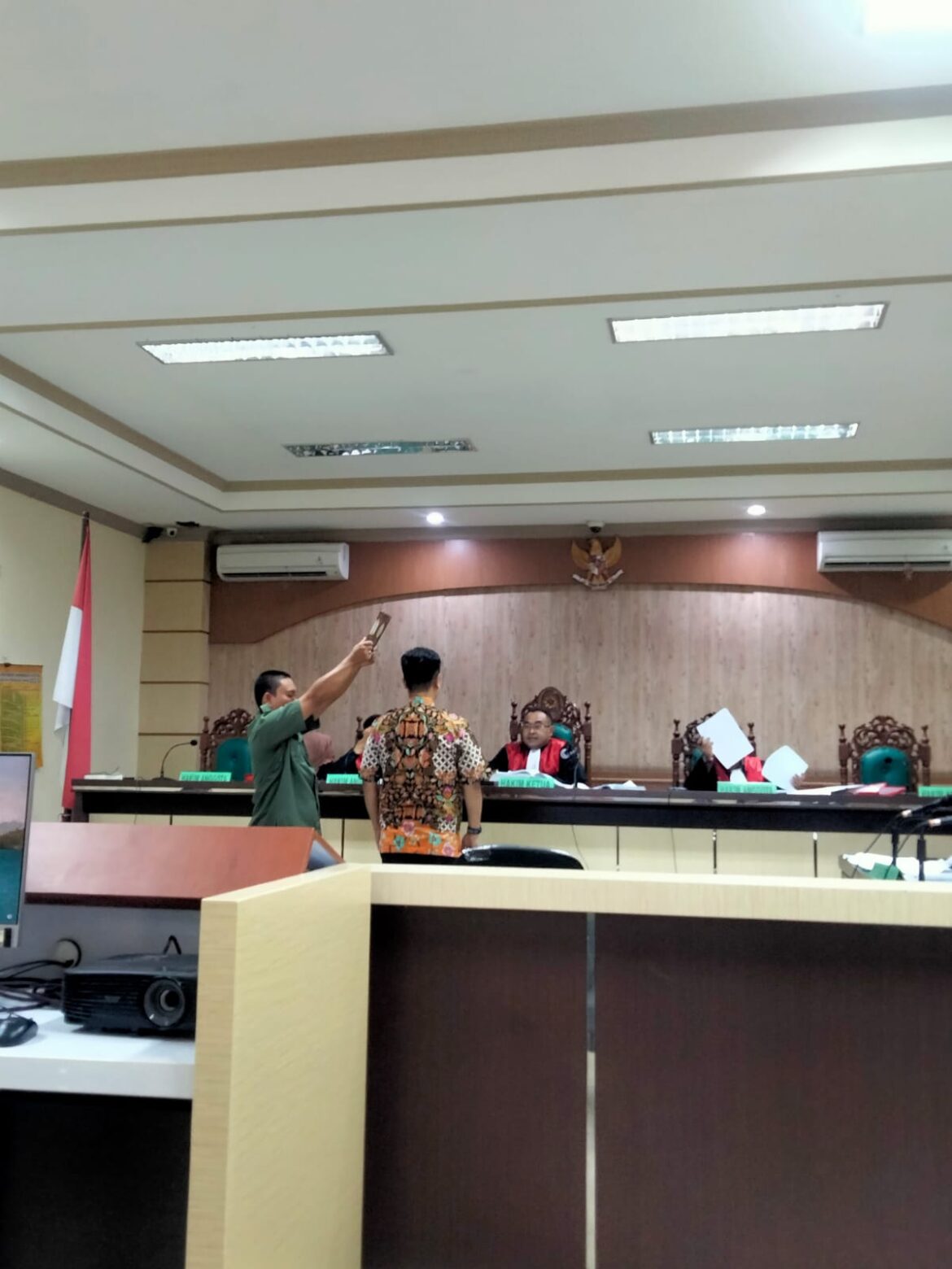 Ahli dari Lembaga Kebijakan Pengadaan Barang dan Jasa Pemerintah, Andi Muhammad Arfan saat diambil sumpahnya.