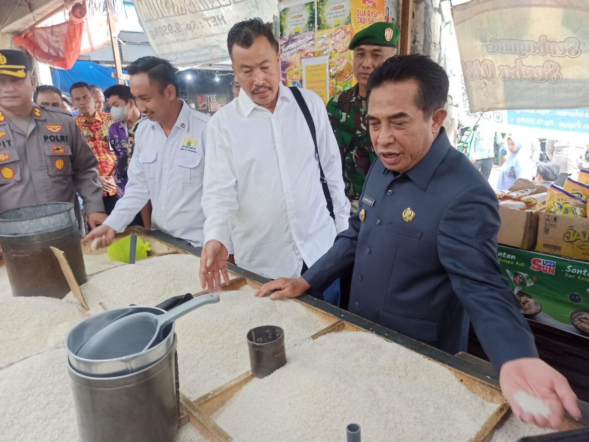 Wakil Walikota Banjarmasin, Arifin Noor sidak bersama Forkopimda Kota Banjarmasin di Pasar Sentra Antasari, Kamis (16/3/2023).