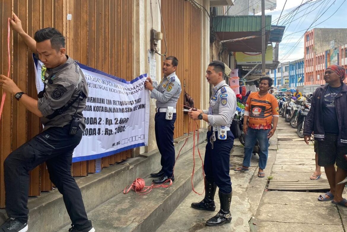 Pemasangan spanduk informasi tarif resmi parkir kendaraan bermotor.