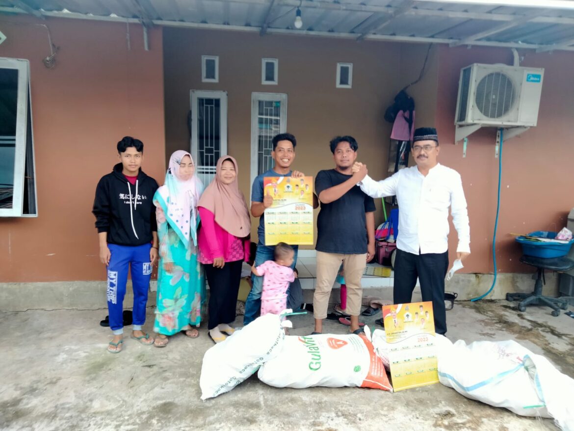 Kembali bersama YN'S Center HM Uskiansyah SE MM, melakukam Jum'at Berkah dengan menyaluran puluhan paket sembako.