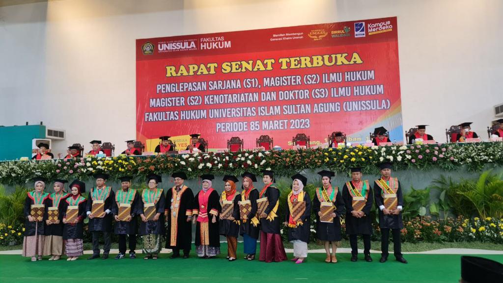 Para Wisudawan dan Wisudawati dalam Rapat Senat Terbuka