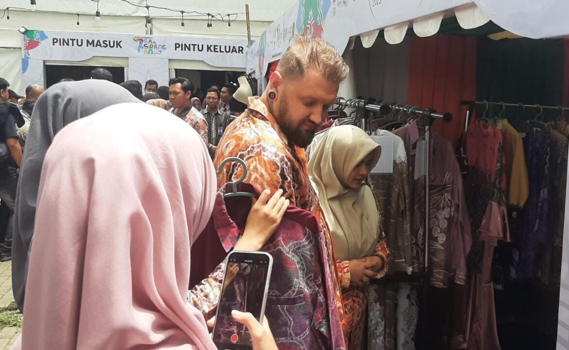 Ekspo Sasirangan raup keuntungan besar bagi pelaku usaha mikro di Kota Banjarmasin.