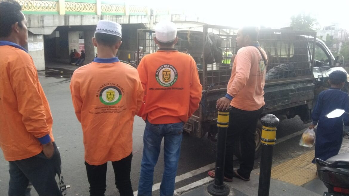 Petugas kebersihan DLH Kota Banjarmasin disiapkan untuk kebersihan lingkungan Masji Jami di acara Haulan Guru Zuhdi ke-3.