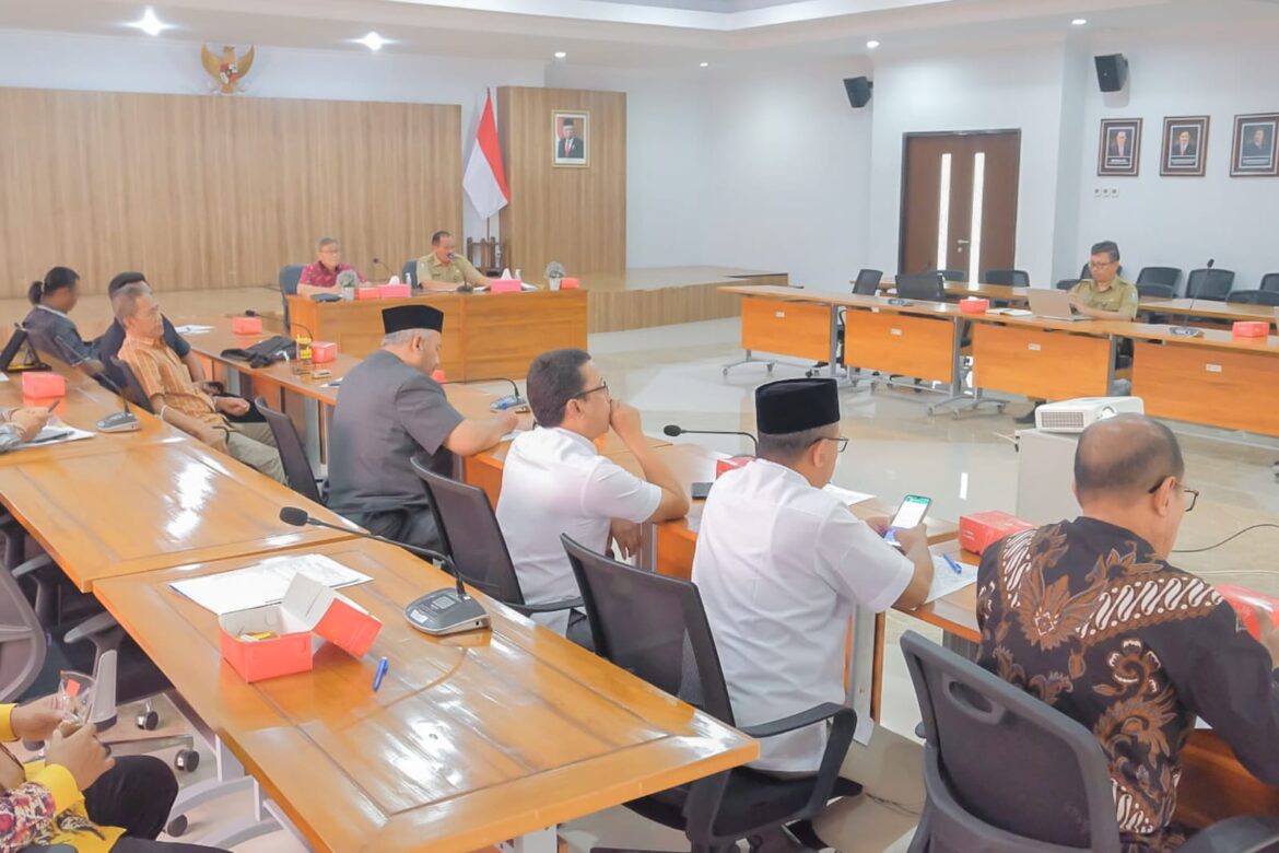 Rombongan Komisi II DPRD Provinsi Kalsel saat melaksanakan kunjungan kerja ke Kantor Disperindag Provinsi Jatim di Kota Surabaya.(foto : hms)