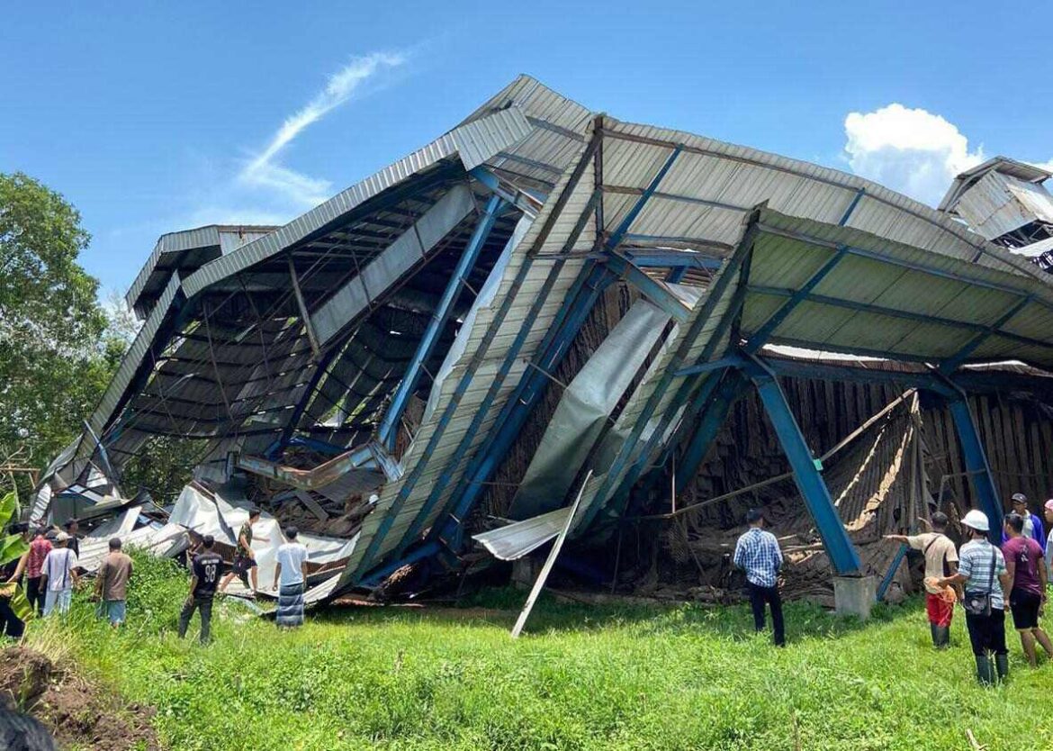 Tim relawan gabungan berhasil mengevakuasi salah satu korban selamat dari reruntuhan pabrik karet. (foto ist/brt) 