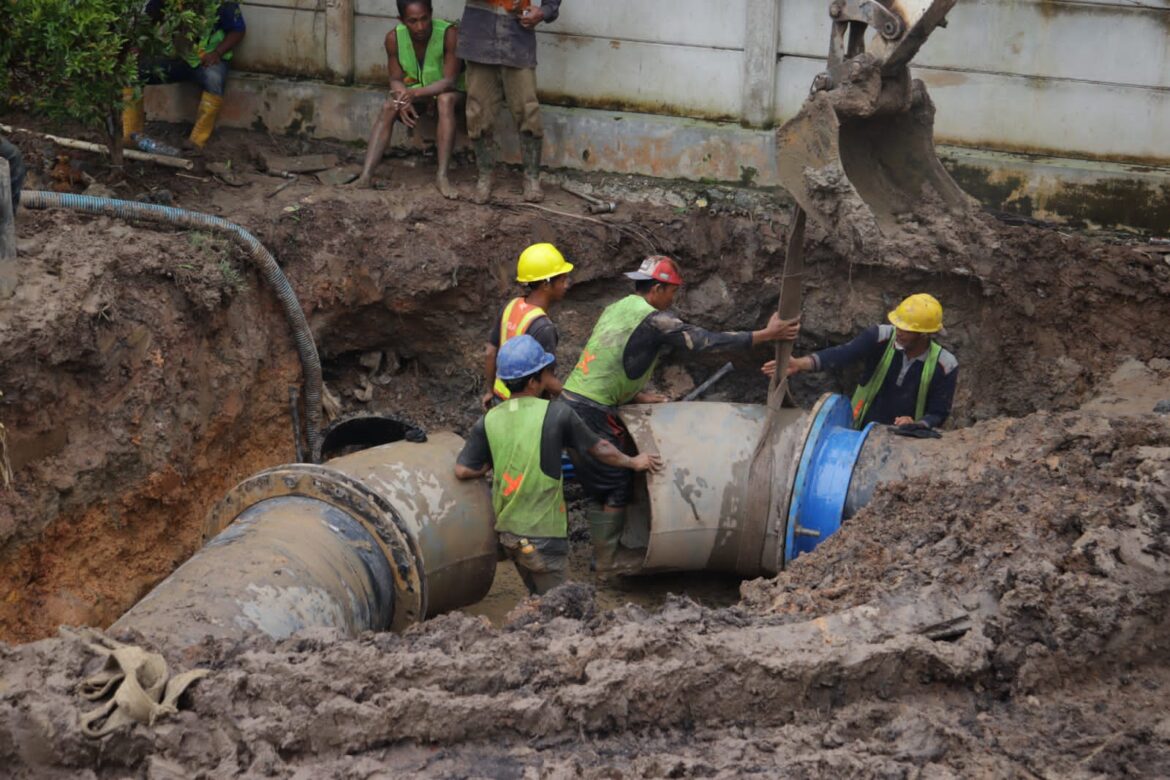Perbaikan pipa diameter 800 mm milik PT AM Bandarmasih di Jalan Pramuka.