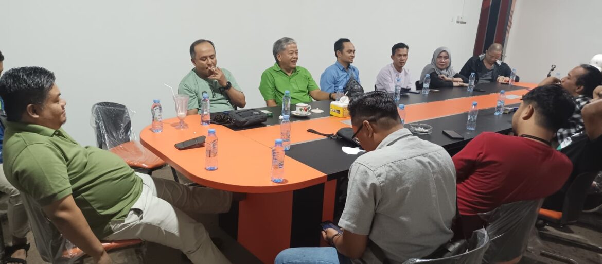Pengurus ARBB bersama semua pengelola rumah biliar, Sabtu (18/3/2023) di Sekretariat ARBB di Gedung Oneball Poll Banjarmasin. (foto: Tolah/brt)
