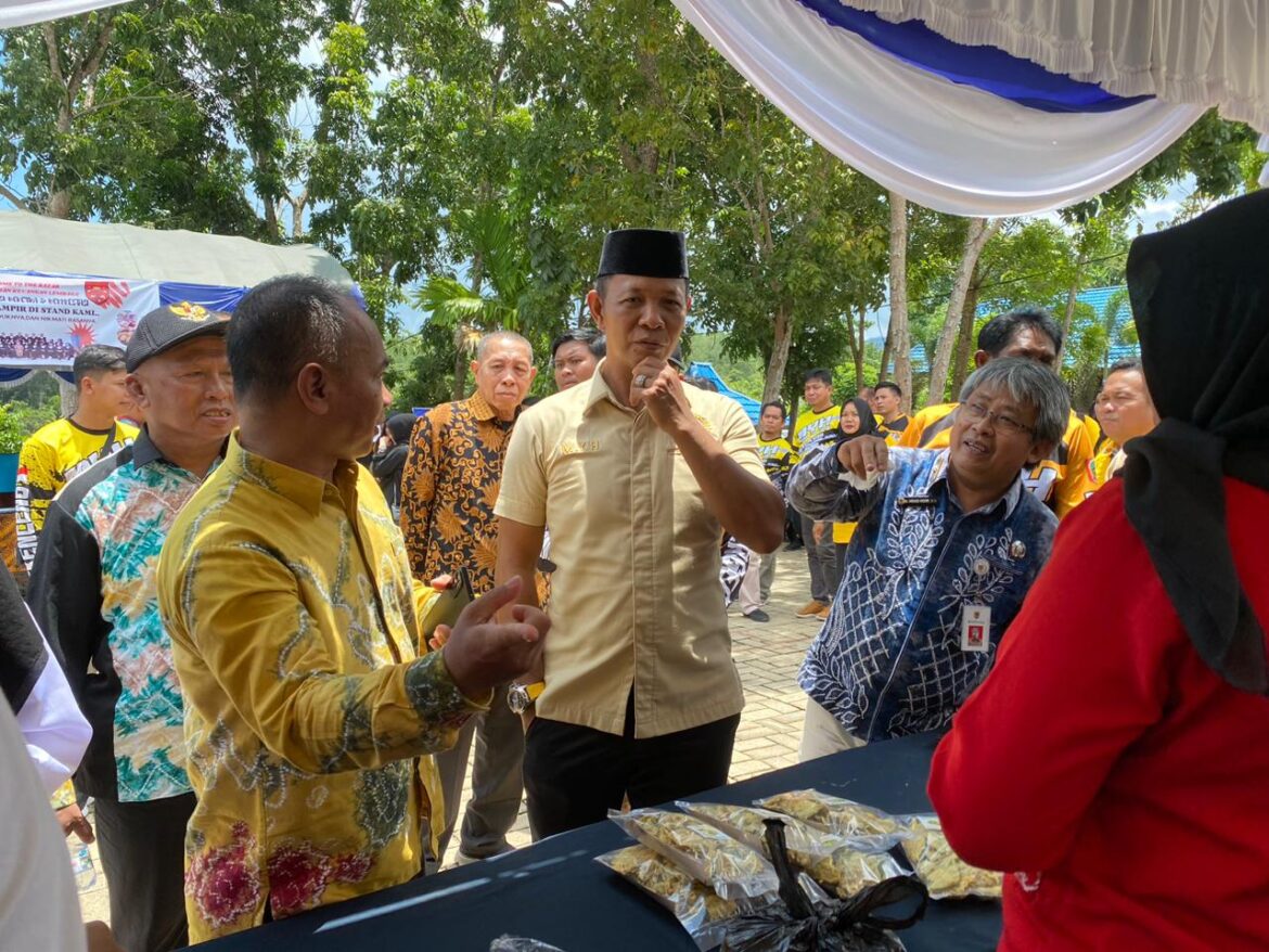 Wakil Ketua Komisi II DPRD Provinsi Kalsel Muhammad Yani Helmi saat membuka secara resmi Bazar SMK Negeri 2 Kotabaru Tahun 2023.(foto : ist)