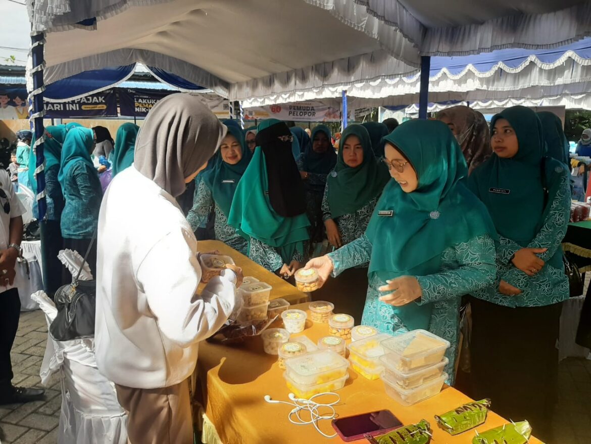 Ketua PKK Kota Banjarmasin, Dr Siti Wasilah mengunjungi Pasar Murah di Kantor Kecamatan Banjarmasin Barat, Rabu (29/3/2023).