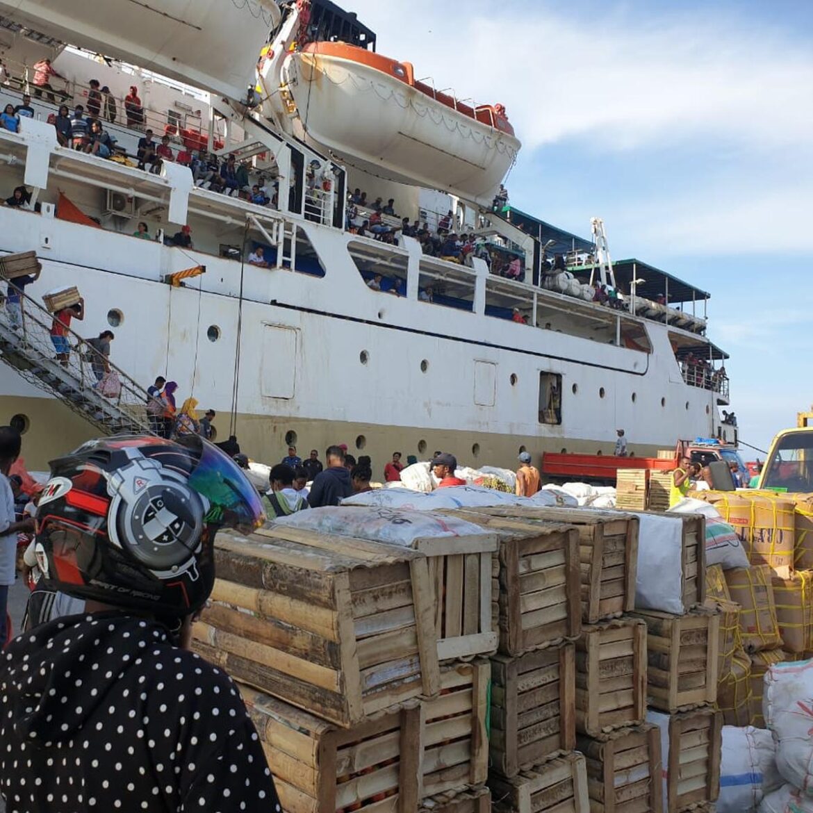 Buah-buahan banyak masuk ke Banjarmasin dari Surabaya di Momen Ramadan 2023 melalui Kapal Laut