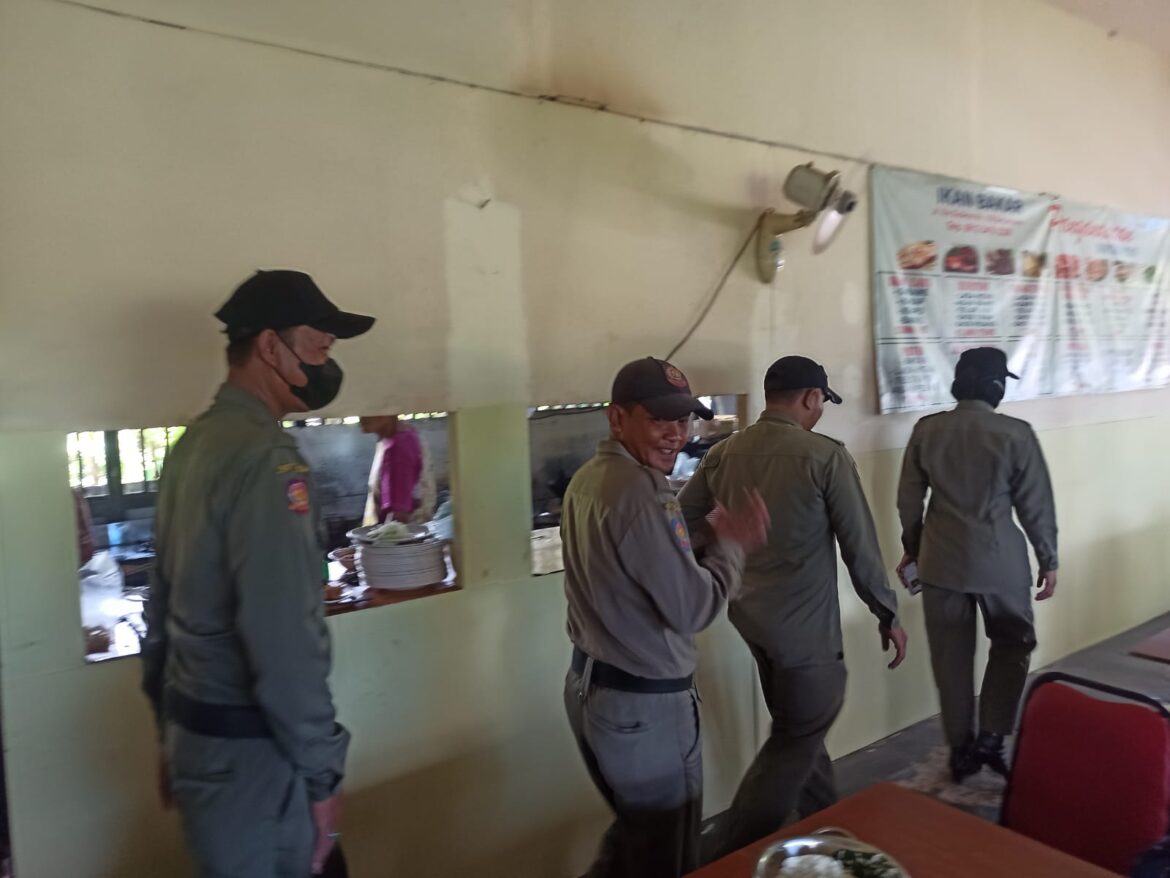 Satpol PP Kota Banjarmasin sosialisasikan Perda Ramadan di rumah makan.