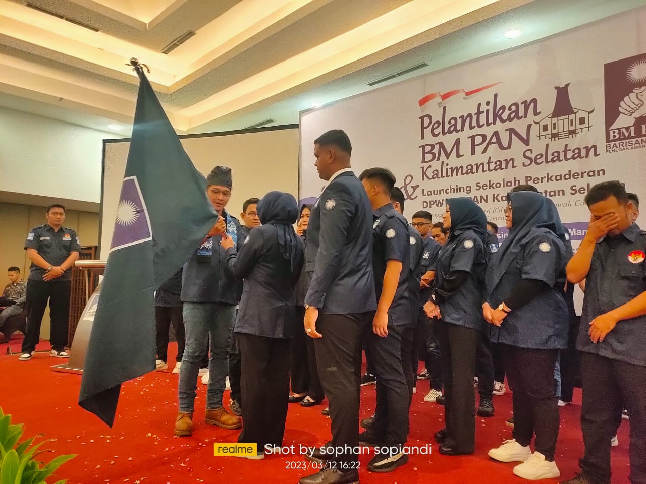 Ketua Umum DPP BM PAN Sigit Purnomo Said atau Pasha Ungu menyerahkan bendera kepada Ketua DPW BM PAN Provinsi Kalsel Hj Rahmah Hayati Muhidin usai melantik dan mengambil sumpah kepengurusan.(foto : sophan/brt)