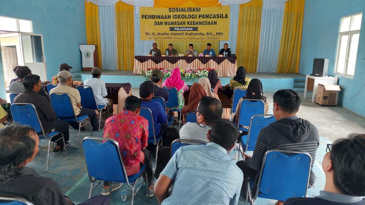 Kegiatan Sosialisasi Pembinaan Ideologi Pancasila dan Wawasan Kebangsaan dengan tema "Pedoman Penghayatan dan Pengamalan Pancasila" yang dilaksanakan di Kecamatan Tamban, Kabupaten Barito Kuala oleh anggota DPRD Provinsi Kalsel Dr H Karlie Hanafi Kalianda, SH, MH mendapat sambutan antusias dari peserta sosialisasi.(foto : ist)