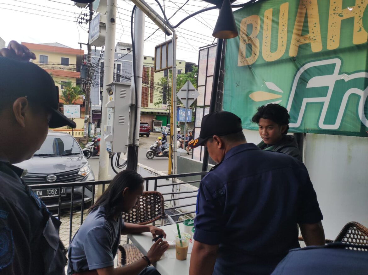 Satpol PP memergoki seorang oknum warga yang mengkonsumsi minuman di salah satu ritel di Jalan Soetoyo S.