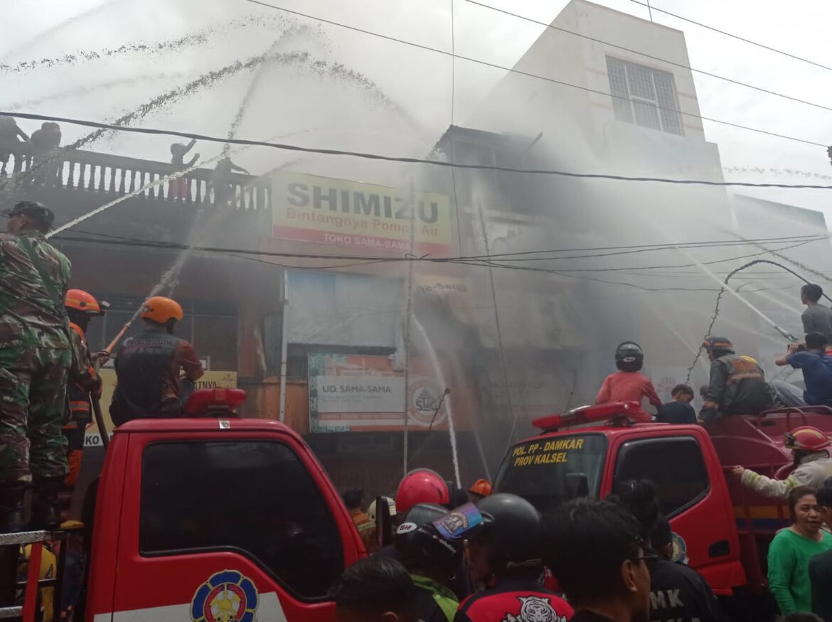 PADAMKAN API-Puluhan unit Pemadam Kebakaran (Damkar) Banjarmasin saat mengeroyok api di Toko Bangunan Sinar Muda Pasar Baru Kelurahan KBI Banjarmasin, Rabu (23/3/2023) pagi.(foto:sum/brt)