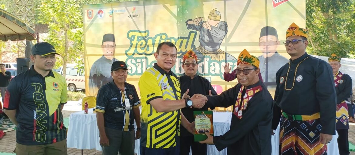 Kadispora Kalsel H Hermansyah saat membuka Festival Pencak Silat Budaya, Sabtu (18/3) di Kiram Park, Kabupaten Banjar. (foto: Tolah/brt)