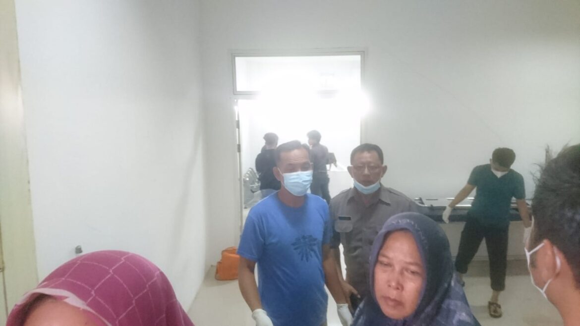 KORBAN PENGEROYOKAN-Jenazah atau korban tewas bernama Arbaini alias Ojek saat dijenguk keluarganya di RS Sultan Suriansyah Banjarmasin Selatan, Selasa (21/3/2023) siang. (foto:sum/brt)