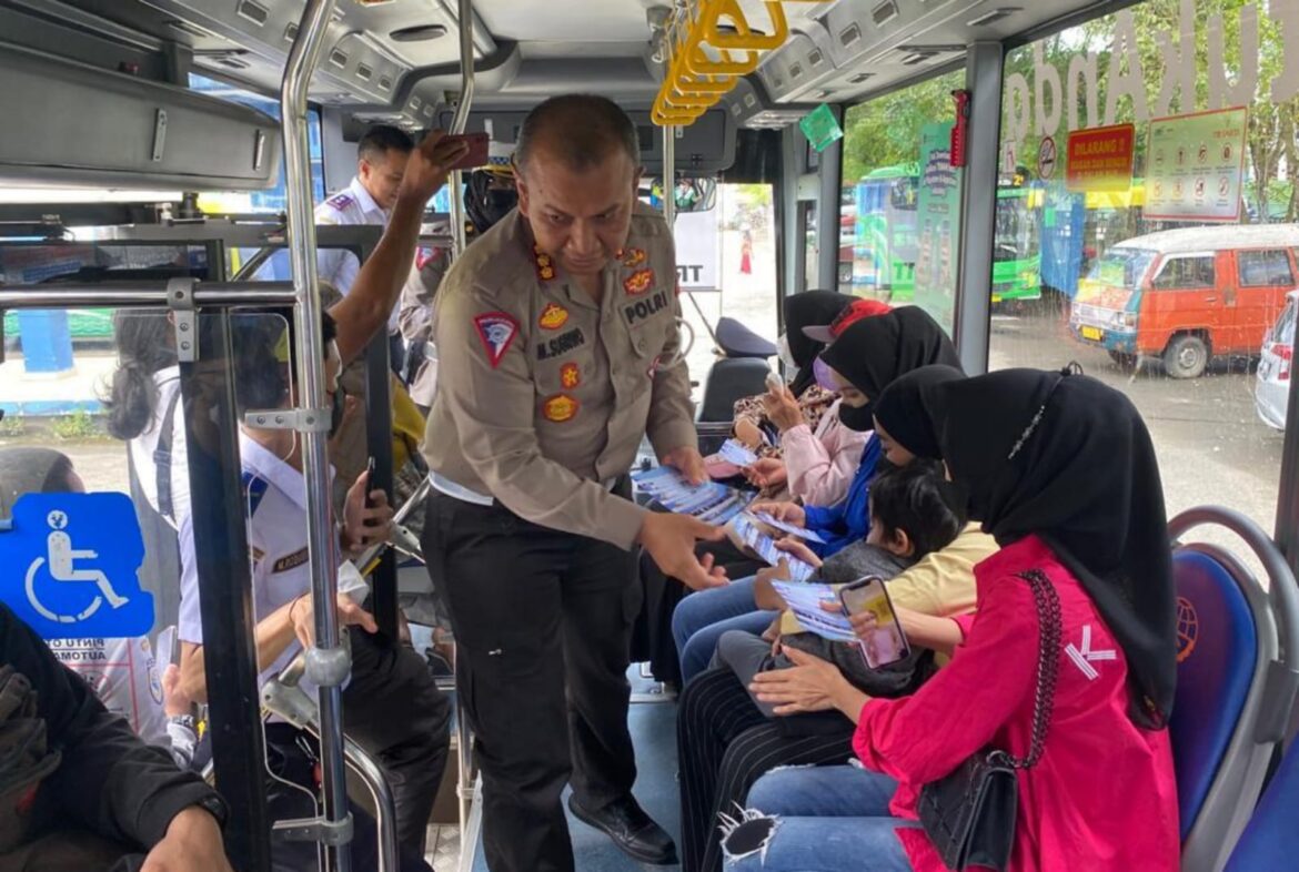DIREKTUR  Ditlantas Polda Kalsel, Kombes Pol Maesa Soegriwo membagikan brosur di transportasi umum  (foto Istimewa )