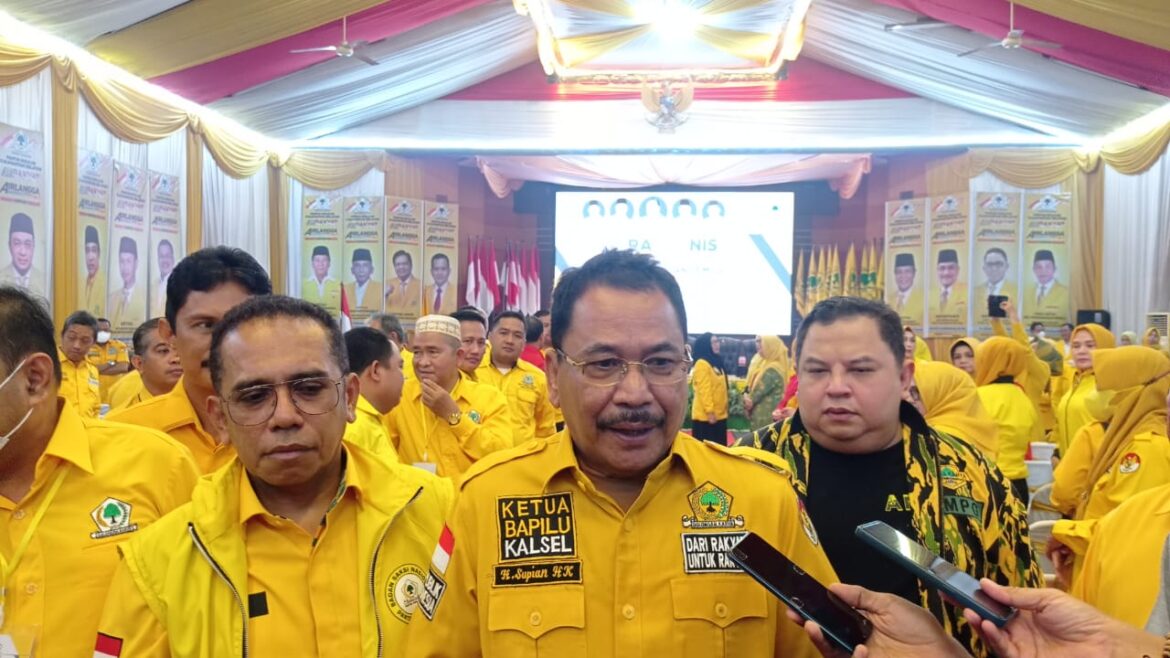Sekretaris DPD Partai Golkar Provinsi Kalsel DR (HC) H Supian HK, SH, MH bersama Ketua Badan Saksi Nasional Partai Golkar (BSNPG) Syahmud Basri Ngabalin didampingi Ketua DPD AMPG Provinsi Kalsel H Troy Satria disela acara rakornis di Banjarmasin.(foto : ist)