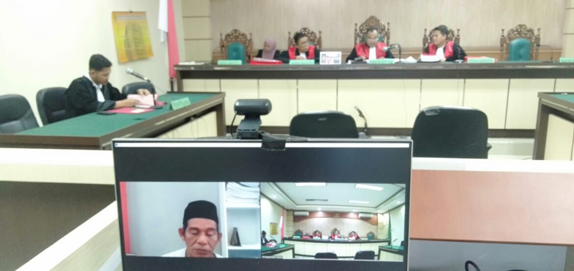 Suasana sidang pembacaan putusan oleh majelis hakim atas perkara dugaan korupsi yang dilakukan mantan Kades Gelang Kecamatan Kusan Hilir Kabupaten Tanah Bumbu.