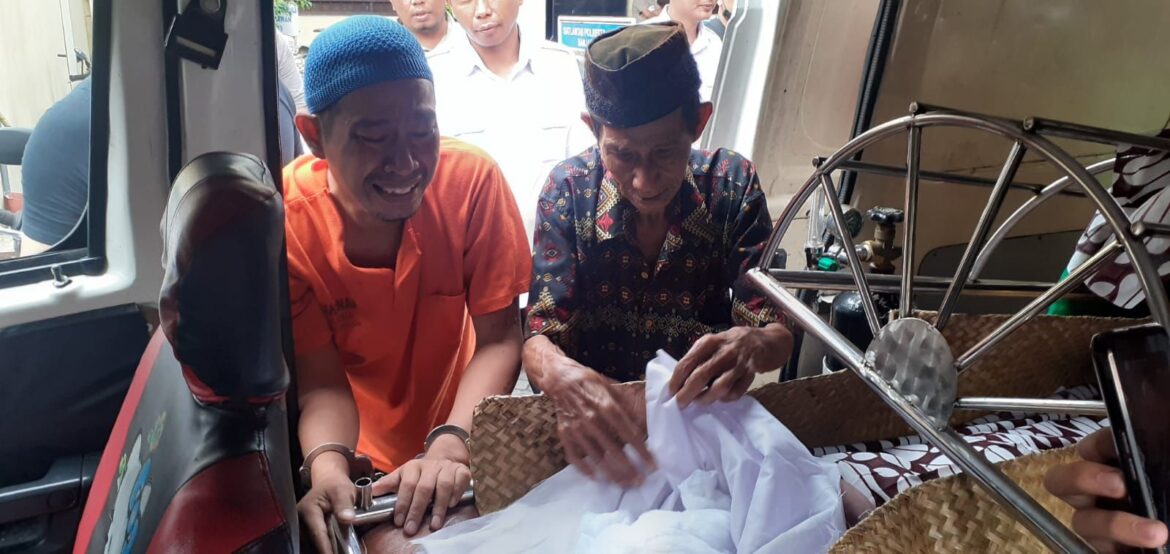 MELIHAT ISTRI-RM tahanan narkoba Polresta Banjarmasin saat melihat istrinya yang meninggal sebelum dikubur, dengan didampingi jenazah diantar ke mapolresta, Kamis (16/3/2023) pagi. (foto:ist)