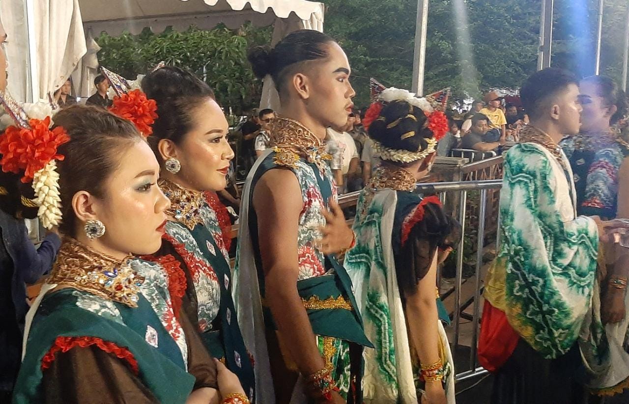 Penari Sasirangan sedang bersiap untuk pertunjukankannya.