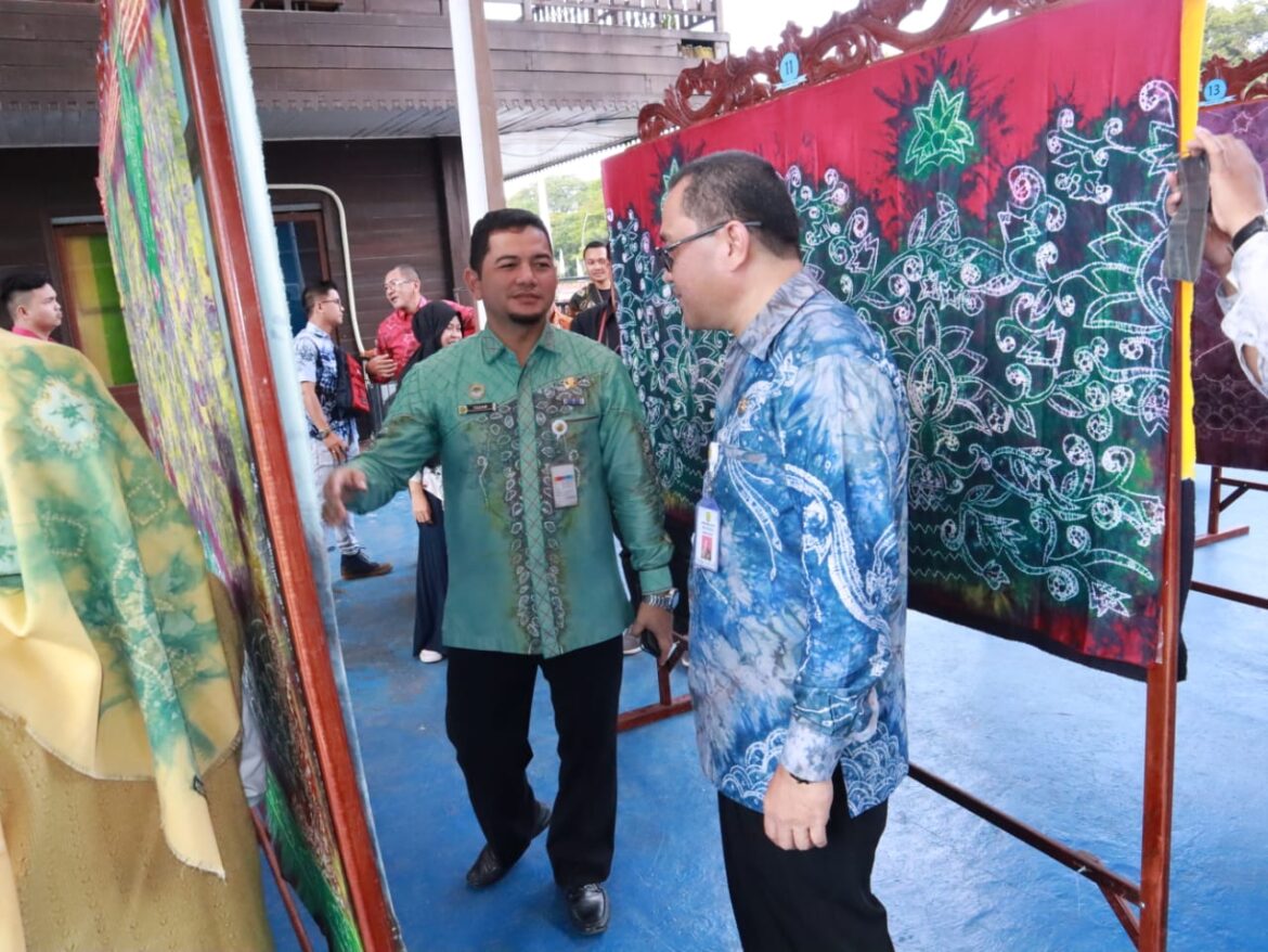 Kadisperdagin Kota Banjarmasin, Ikhrom Muftezar bersama Plt Asisten II Bidang Perekonomian dan Pemerintahan Kota Banjarmasin, Isa Ansari, mengunjungi lokasi lomba motif sasirangan.