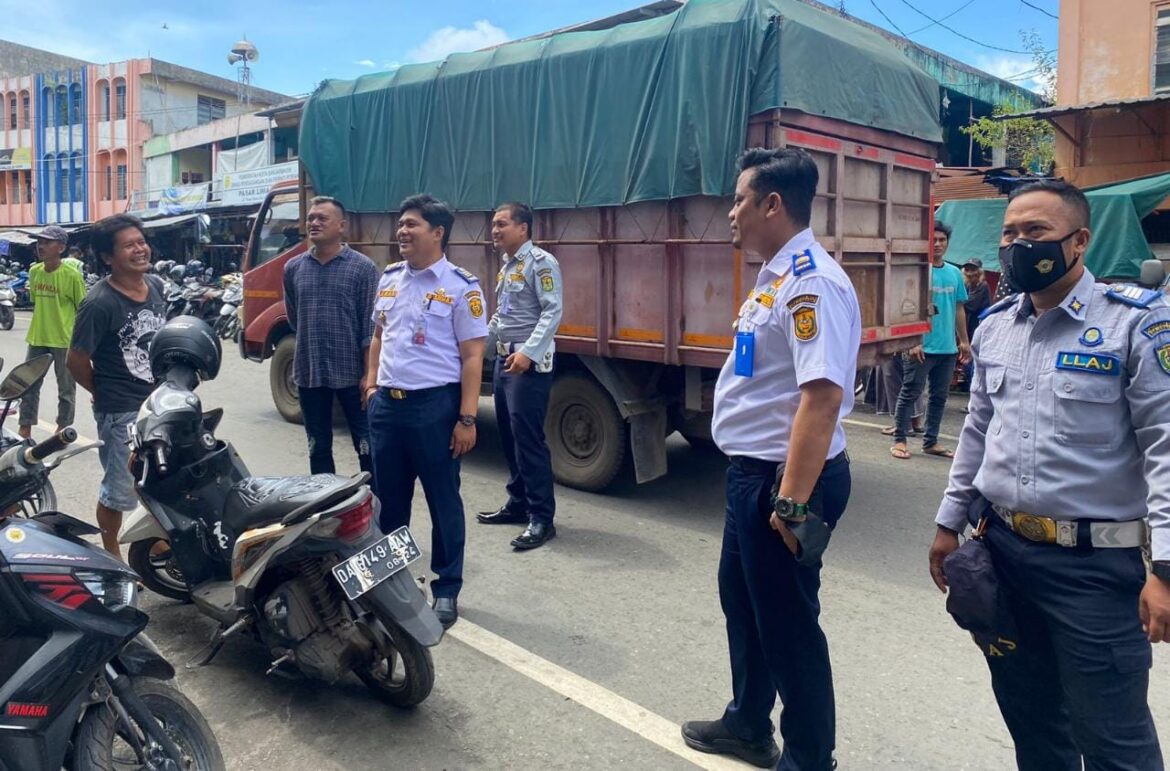 Petugas Dishuh Kota Banjarmasin memasang spanduk informasi terkait tarif resmi retribusi parkir di titik parkiran. (Istimewa)