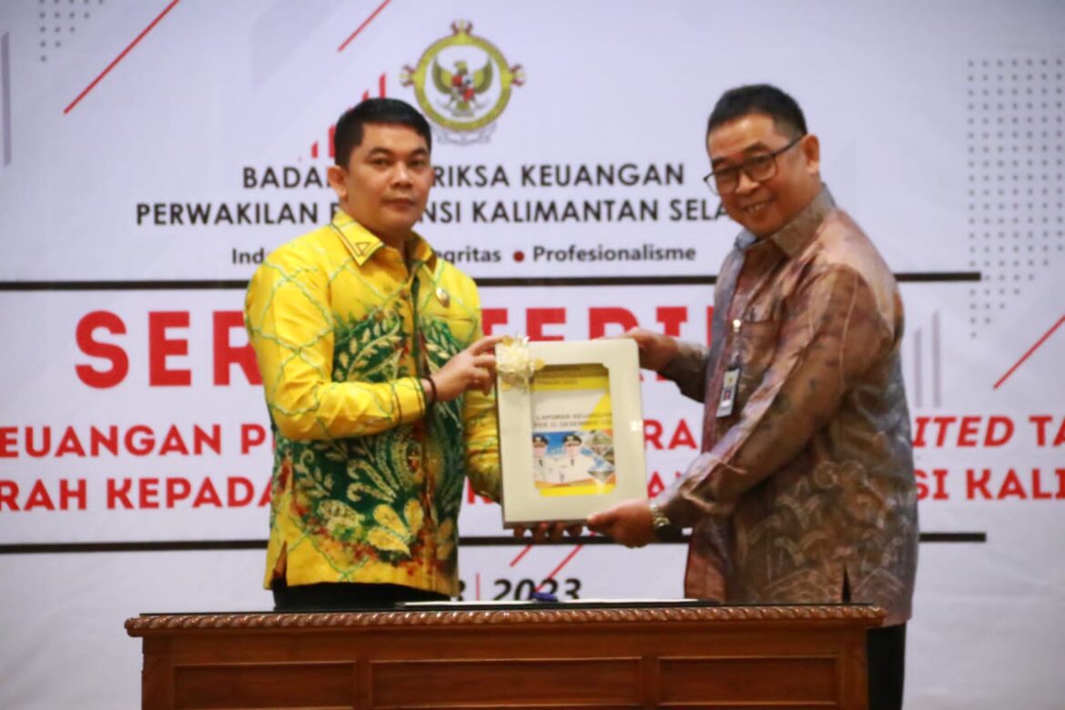 Wabup Kotabaru Andi Rudi Latif Serahkan LKPD
