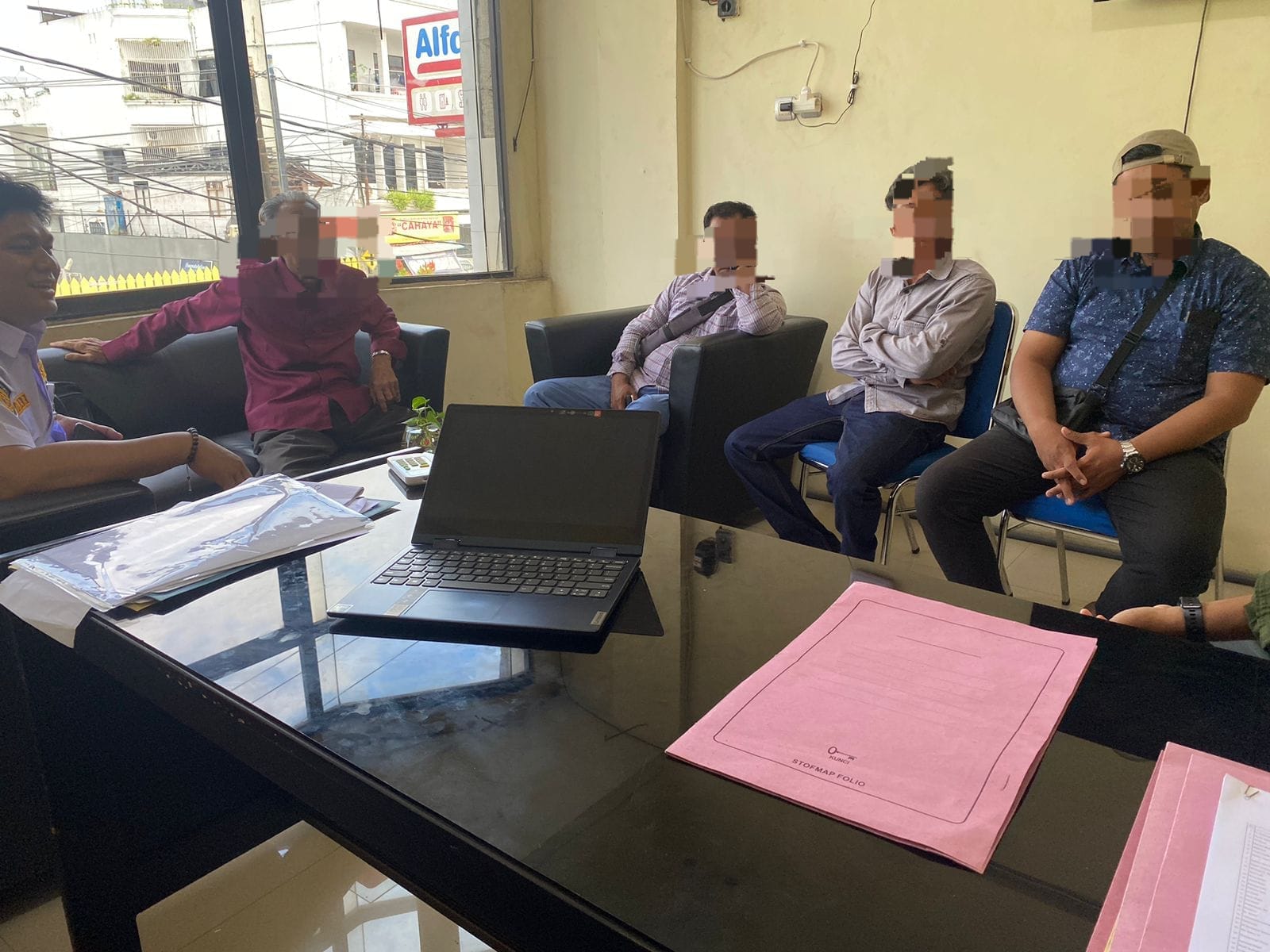 Pengelola Parkir mendapat pengarahan oleh Kepala UPT Parkir Dishub Kota Banjarmasin.