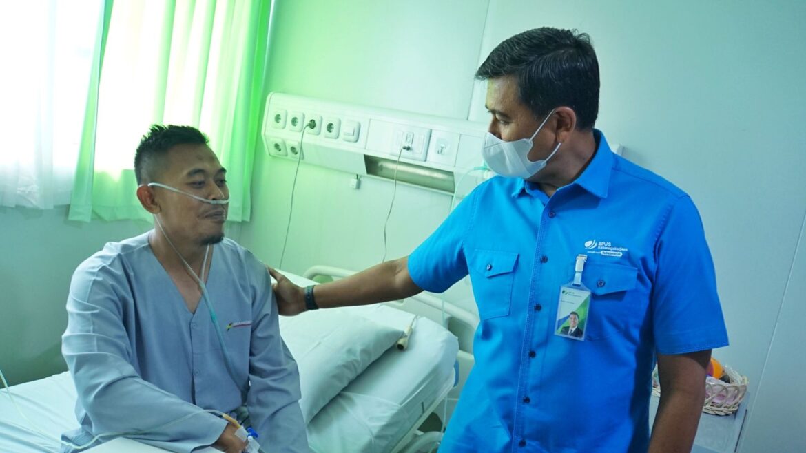 Direktur Utama BPJS Ketenagakerjaan Anggoro Eko Cahyo meninjau langsung seorang peserta yang tengah mendapatkan perawatan di Rumah Sakit Pertamina Jaya Jakarta, musibah kebakaran terjadi di Depo milik Pertamina yang terletak di Plumpang, Jakarta Utara pada Jumat malam (3/3) lalu.(foto : ist)