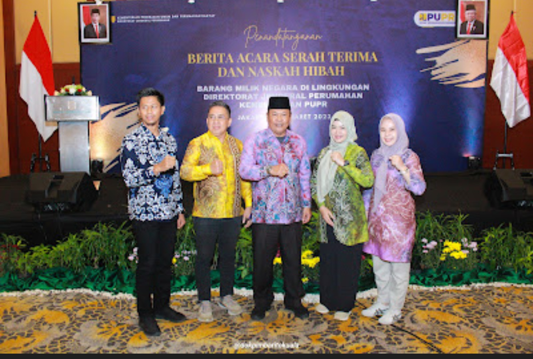 Penjabat (Pj) Bupati Batola, Mujiyat berada di tengah (foto:diskominfo)